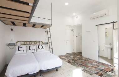 Dormitorio compartido 4 personas con baño, balcón y vistas a Gran Via
