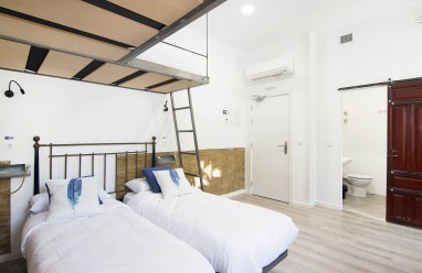 Dormitorio compartido 4 personas con baño y vistas a Gran Via